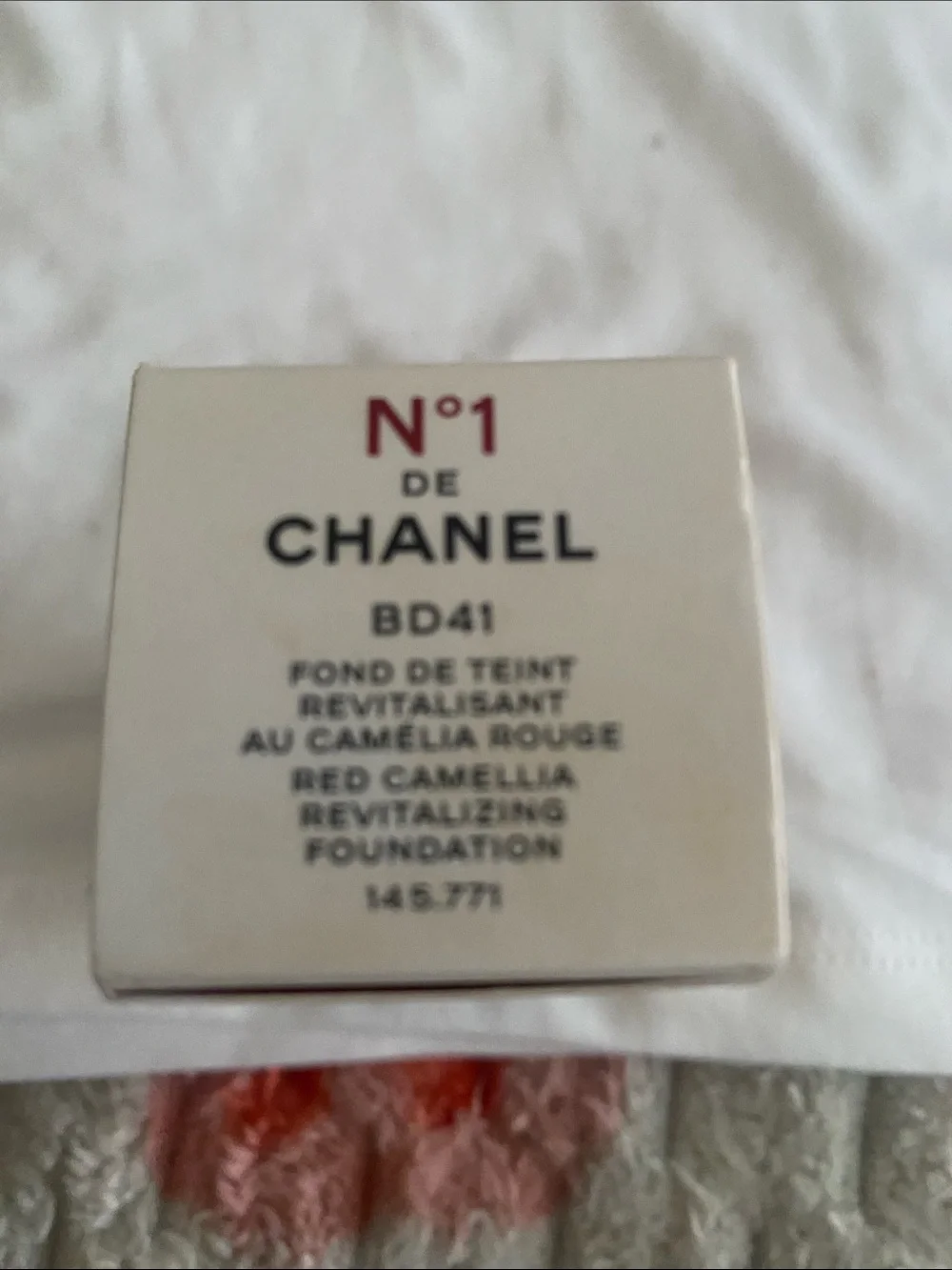CHANEL N°1 Red Camellia Revitalizing Foundation BD41 - Dark beige